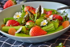 Salade : origines, bienfaits et recettes printanières à découvrir.